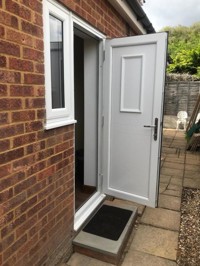 Studio-1-Staines/Heathrow/London-Own Entrance Exterior foto