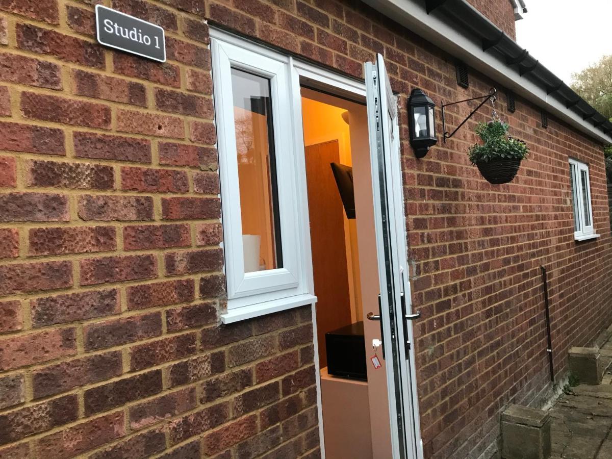 Studio-1-Staines/Heathrow/London-Own Entrance Exterior foto