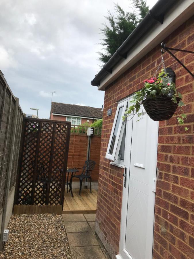 Studio-1-Staines/Heathrow/London-Own Entrance Exterior foto
