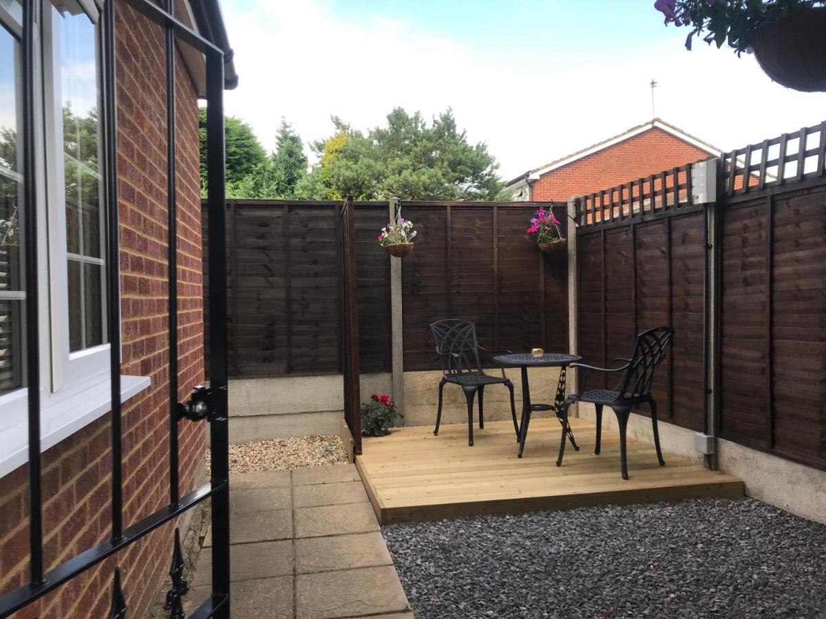 Studio-1-Staines/Heathrow/London-Own Entrance Exterior foto